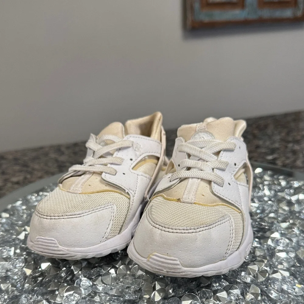 Nike huaraches Kids White and Tan Sneakers 10C